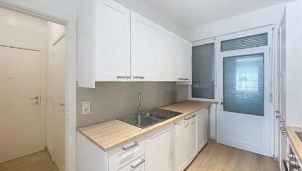 E3639087509316312521_9767AL